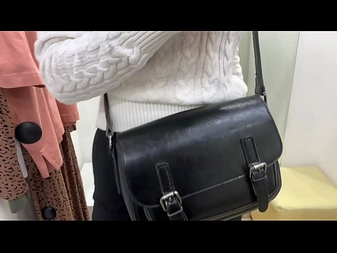 ❤️ فٹنگ روم میں ڈلڈو کے ساتھ نوجوان کتیا فیرل بیری کی عوامی مشت زنی ❌  سیکس  ️❤